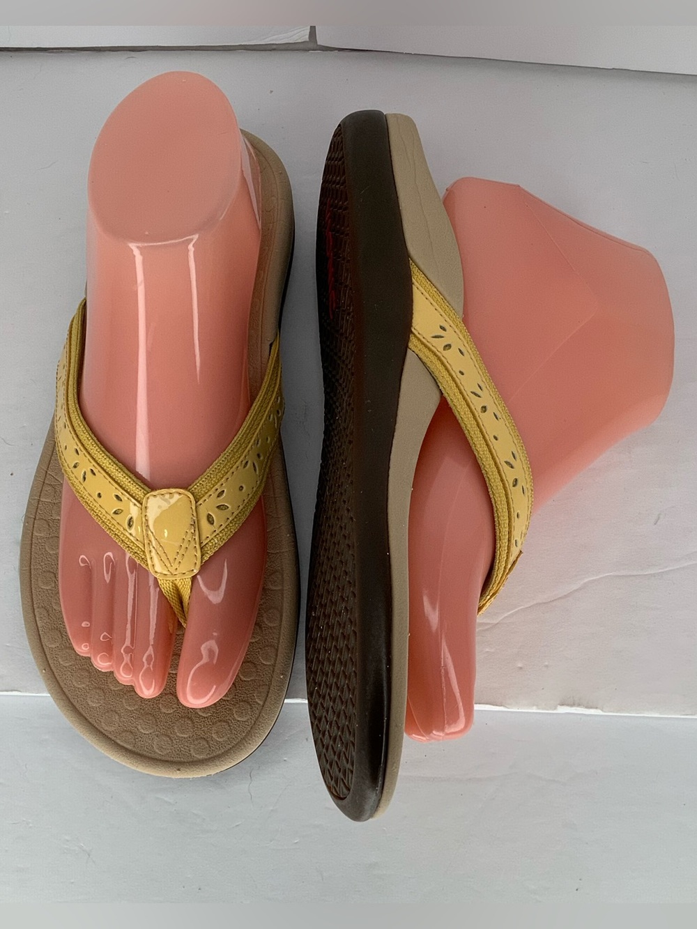 Vionic Vionic Casandra Orthotic Yellow Leather Flip Flops Women’s Sandals Sz 8